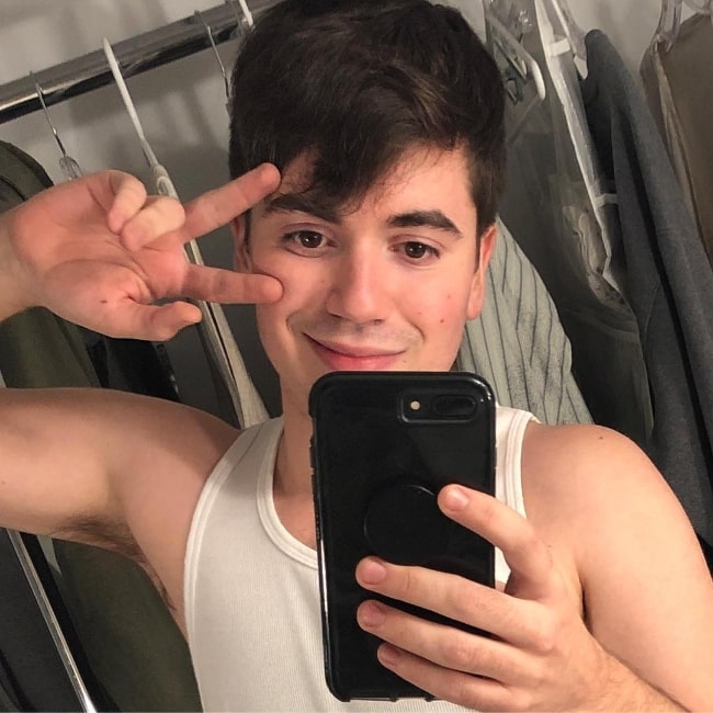 Noah Galvin taking a mirror selfie in February 2019