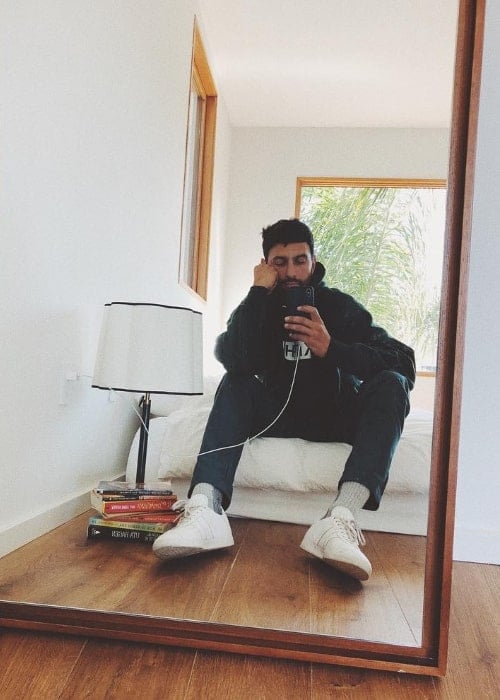Noah Mills as seen while taking a mirror selfie in April 2018