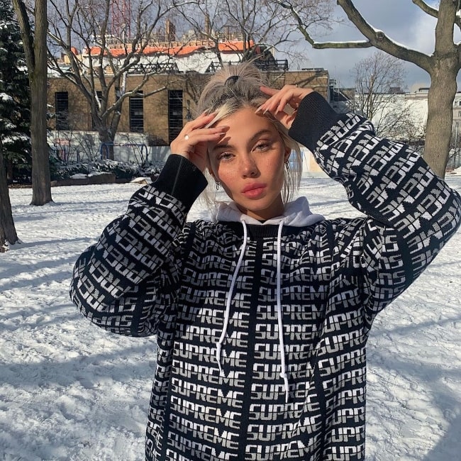 Sahar Luna posing for a picture while enjoying her time in Toronto, Ontario in December 2019