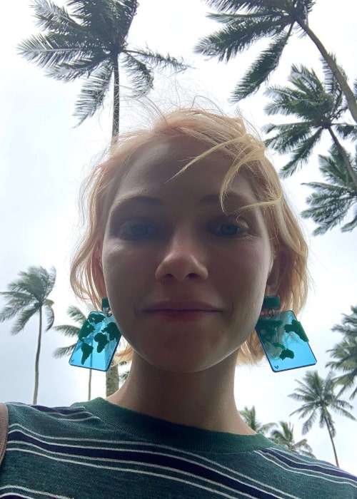 Tavi Gevinson in an Instagram selfie from December 2019