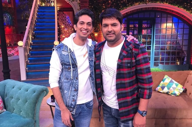 Tushar Pandey (Left) as seen while posing for the camera alongside Kapil Sharma on the set of 'The Kapil Sharma Show' while promoting his film 'Chhichhore' in August 2019