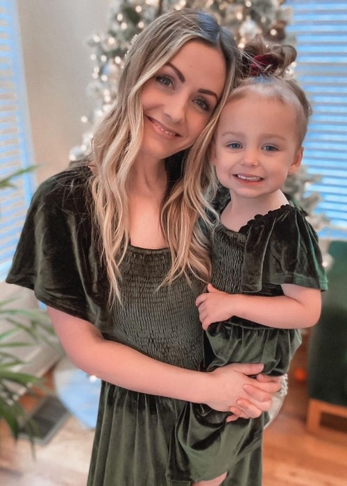 Carly Waddell as seen while posing for a picture with her daughter in December 2020