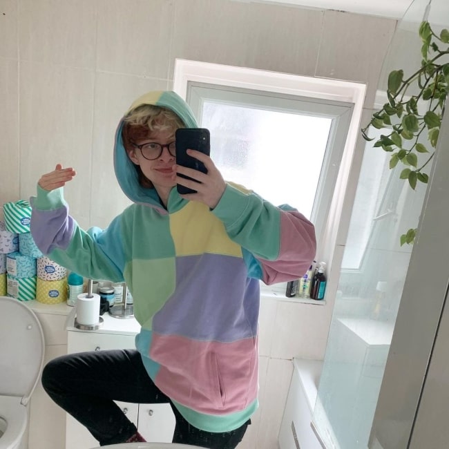 Cavetown in July 2020 in a cozy new hoodie that he declares to have already got a blueberry stain