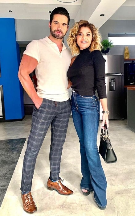 Eleazar Gómez smiling for a picture alongside Itatí Cantoral in October 2020