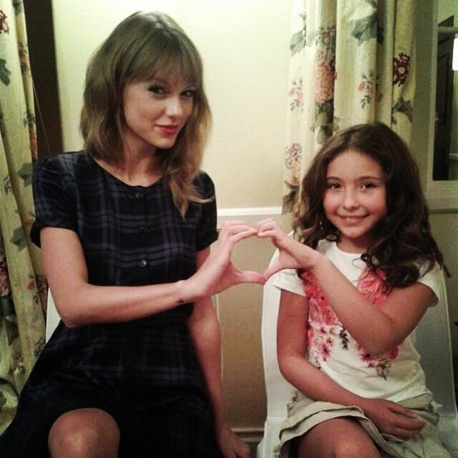 Emma Tremblay (Right) as seen while posing for a picture with Taylor Swift