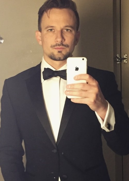 Evan Bass as seen while taking a mirror selfie at MGM Grand Las Vegas in May 2015