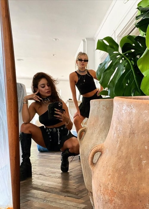 GG Magree (Right) posing for a mirror selfie alongside Vanessa Hudgens