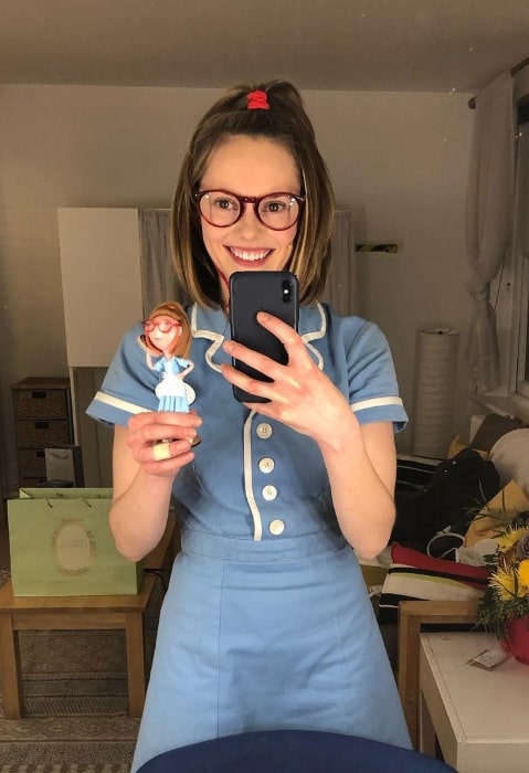 Hannah Tointon smiling in a mirror selfie in December 2019