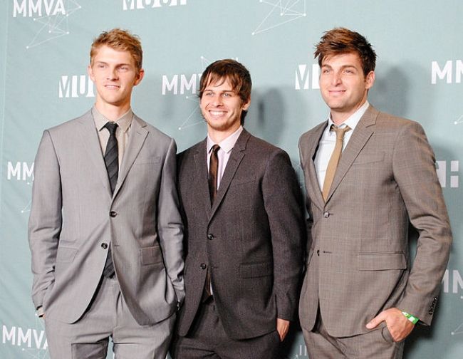 Mark Foster (middle) and his bandmates as seen at the MuchMusic Video Awards in 2011