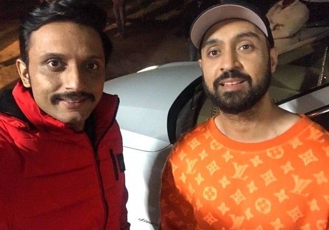 Mohammed Zeeshan Ayyub (Left) smiling in a selfie alongside Diljit Dosanjh in December 2020