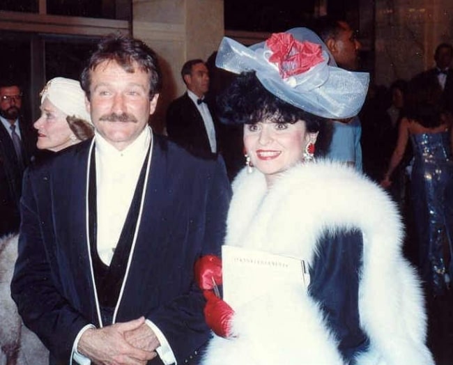 Robin Williams pictured with Polish journalist Yola Czaderska-Hayek at 62nd Academy Awards in 1990