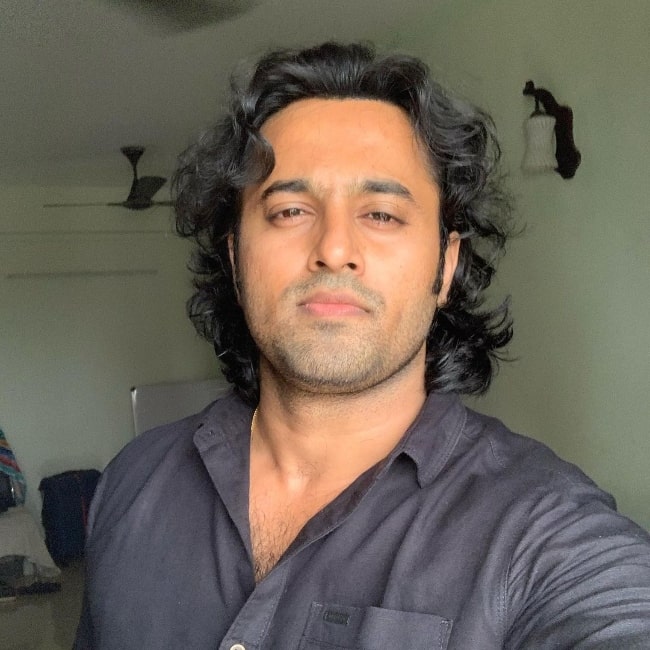 Unni Mukundan clicking a selfie in December 2020