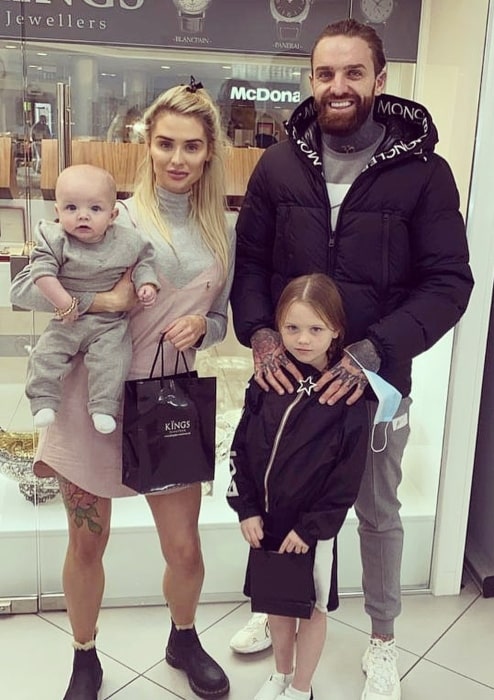 Aaron Chalmers posing with his lovely family in October 2020