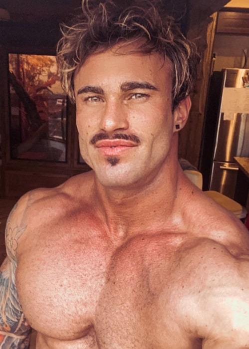 Calum Von Moger showing his jawlines in November 2020