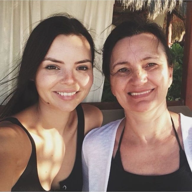 Eline Powell as seen in a selfie with her mother that was taken in May 2019