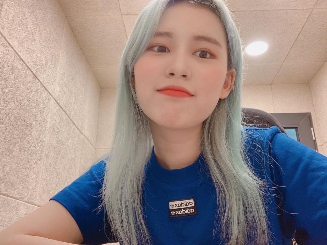 Elly as seen after dyeing her hair in April 2020