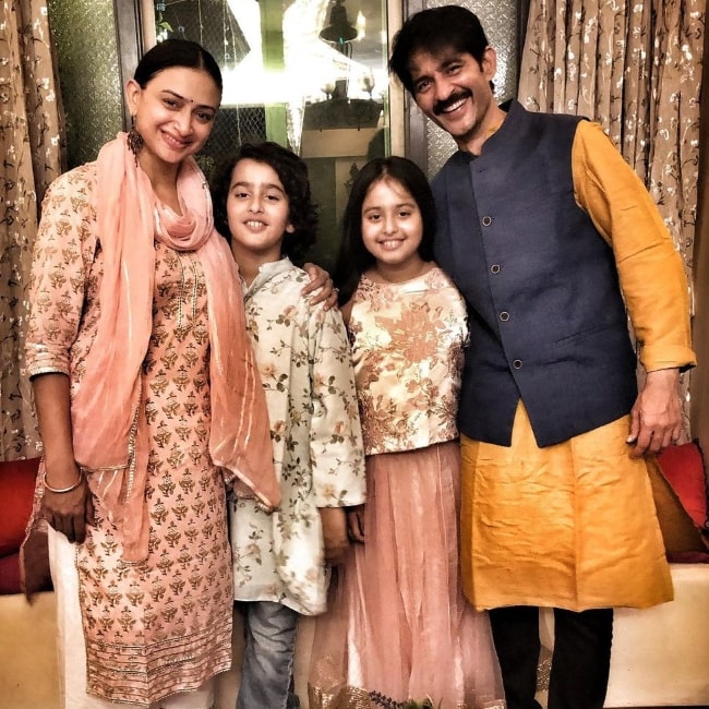 Hiten Tejwani smiling for a Diwali picture with his family in Mumbai, Maharashtra in November 2020