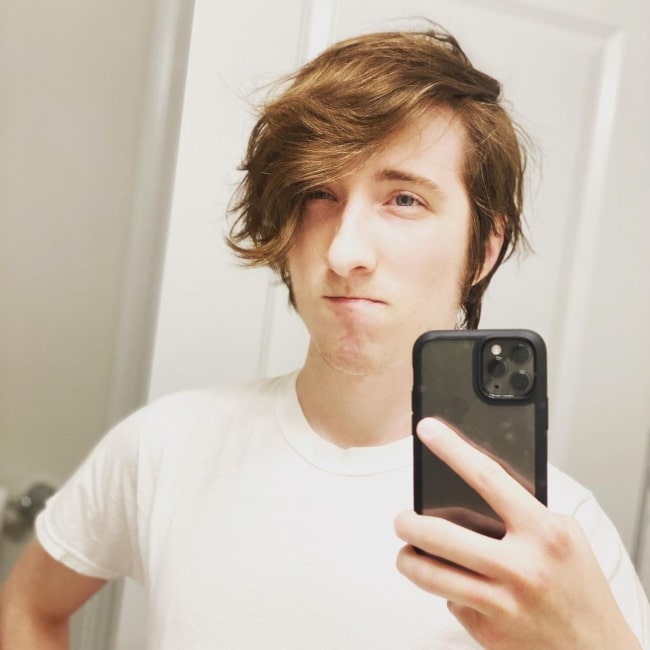 KreekCraft in October 2019 pointing out that he has reached peak KreekCraft hair again