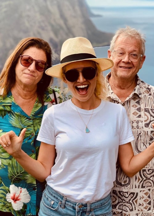 Lauren Storm with her parents, as seen in December 2019