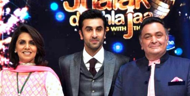 Neetu Singh with late husband Rishi Kapoor and their son Ranbir Kapoor (Center) at a promotional event of 'Besharam' on Jhalak Dikhhla Jaa in 2013