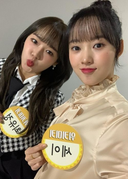 Sei (right) as seen posing together with Choi Yoo-jung in 2020