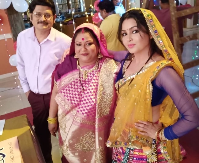 Soma Rathod (Center) smiling for a picture alongside her 'Bhabiji Ghar Par Hain!' castmates Rohitash Gaud and Shubhangi Atre in an Instagram post in December 2020