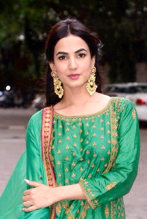 Sonal Chauhan visiting the Lalbaugcha Raja Ganesh peendal on September 15, 2018