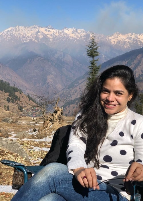 Sumona Chakravarti posing for a picture while enjoying her time in Tirthan Valley, Himachal Pradesh, India