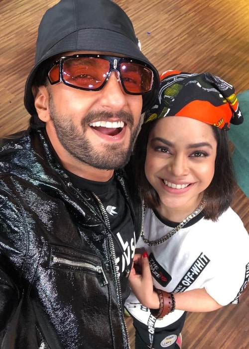 Sumona Chakravarti smiling in a selfie alongside Ranveer Singh in February 2019