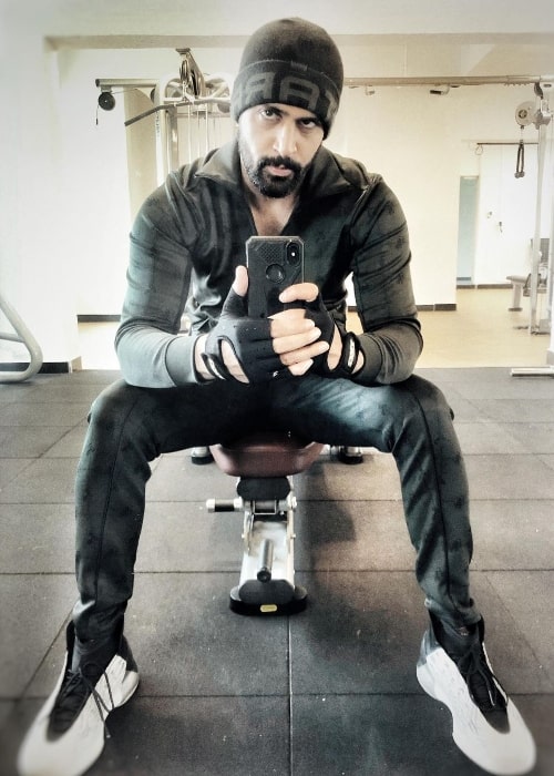 Tanuj Virwani clicking a workout selfie in November 2020