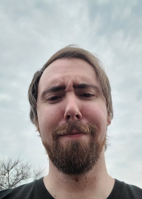 Asmongold as seen in a selfie that was taken in January 2021