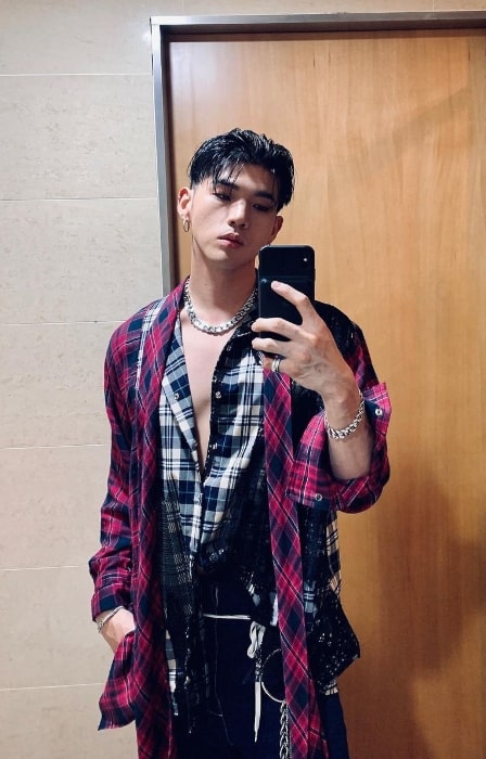 BM clicking a mirror selfie in February 2020
