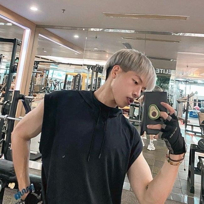 Đức Phúc as seen in a selfie that was taken at the gym in August 2020