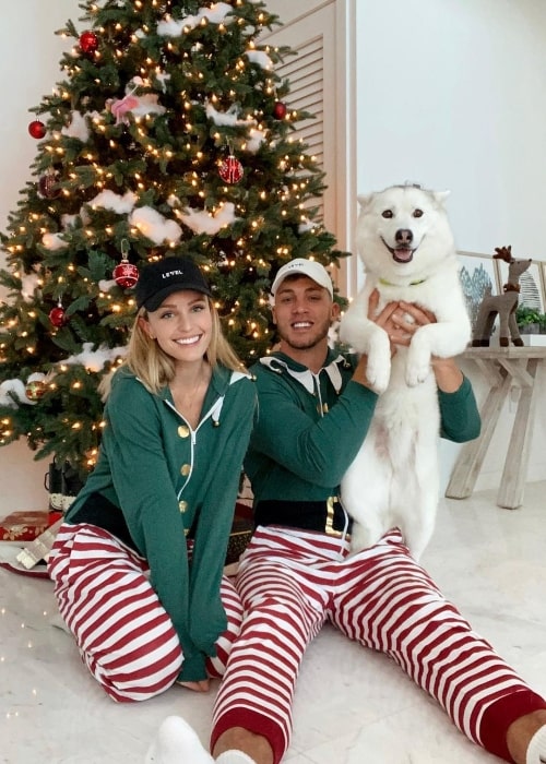 Elle Bielfeldt as seen in a Christmas picture with her family in December 2020