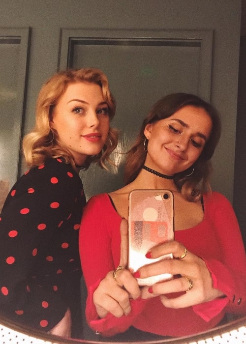 Hannah van der Westhuysen (Left) and Flossie Skelton in a mirror selfie in November 2018