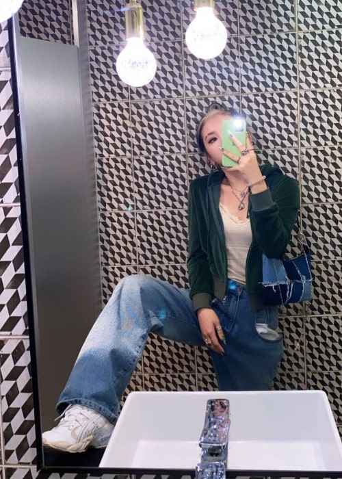 Jeon Ji-woo taking a mirror selfie in May 2020