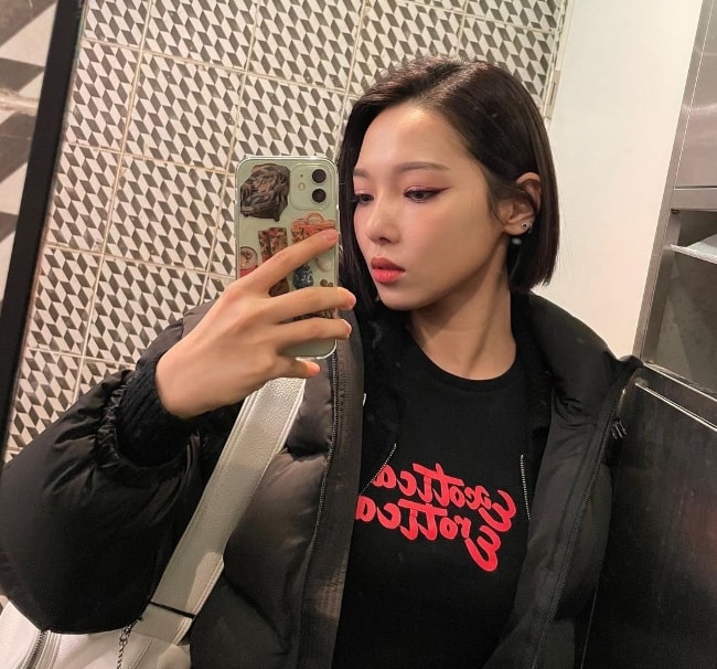 Jeon So-min as seen while taking a mirror selfie in an Instagram post in December 2020