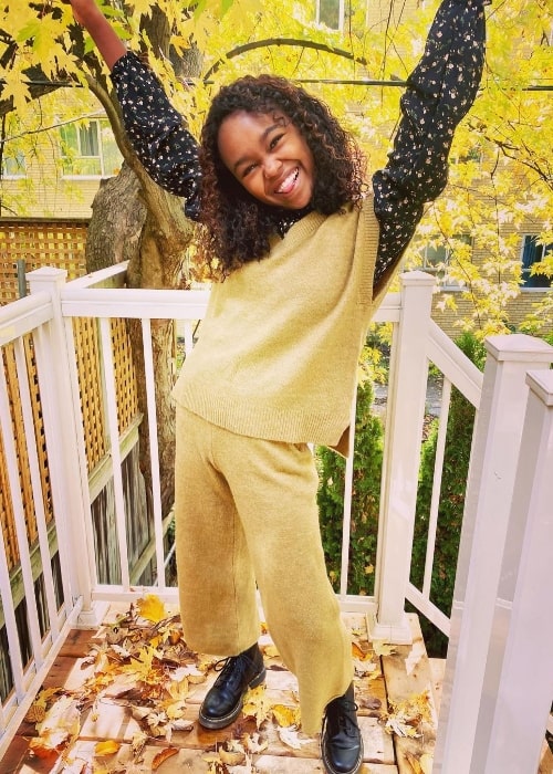 Lidya Jewett posing for the camera during fall in Toronto, Ontario in October 2020