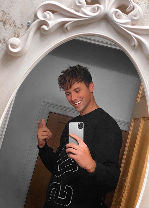 Noah Schnacky as seen while taking a mirror selfie in September 2020