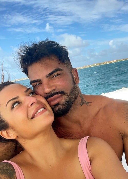 Sergi Constance as seen in a selfie that was taken with his beau Almu at the beach in January 2021