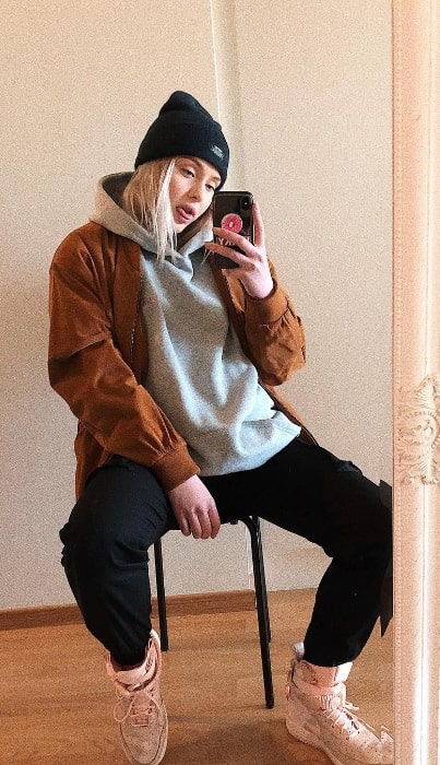 Sofia Kappel as seen while taking a mirror selfie in February 2019