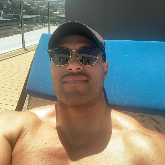 Uli Latukefu as seen while taking a shirtless selfie in October 2020