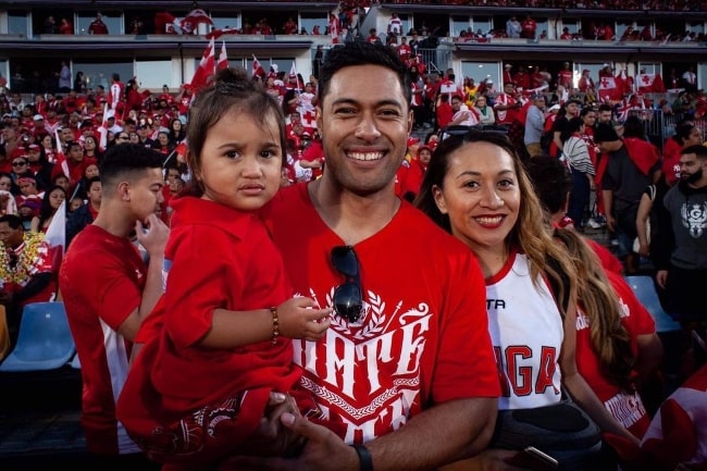 Uli Latukefu smiling for a picture alongside his family in November 2019