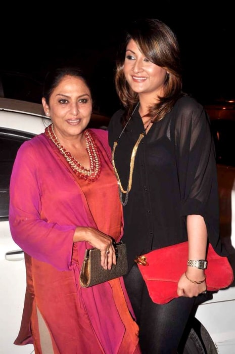 Urvashi Dholakia (Right) and Anju Mahendroo at Mushtaq Sheikh's birthday bash in May 2012