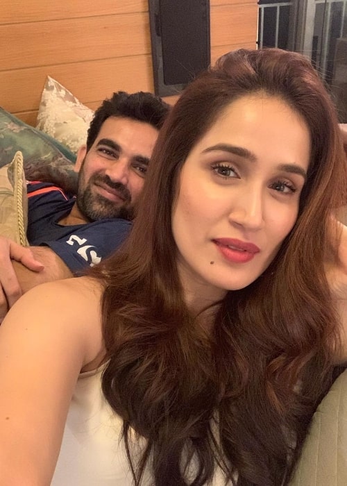 Zaheer Khan smiling in a selfie along with wife Sagarika Ghatge