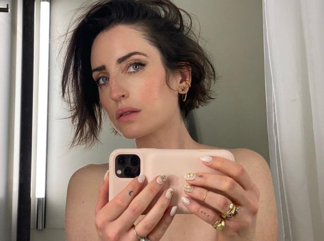 Zoe Lister-Jones taking a mirror selfie in January 2021