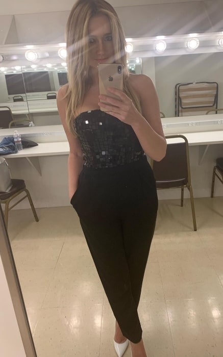 Amy Shiels clicking a mirror selfie in July 2019