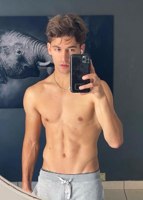 Andrés de la Mora clicking a shirtless mirror selfie in Mexico City, Mexico in March 2021