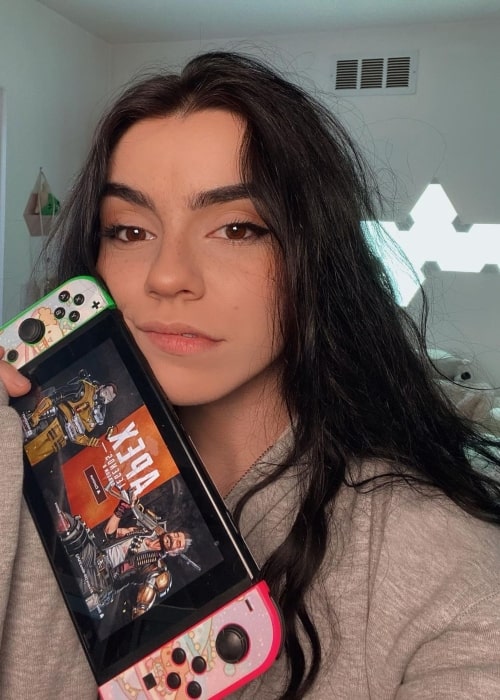 Avivasofia as seen in a selfie with her Nintendo March 2021