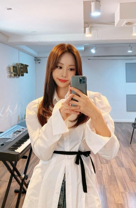 Eunji as seen while taking a mirror selfie in March 2021